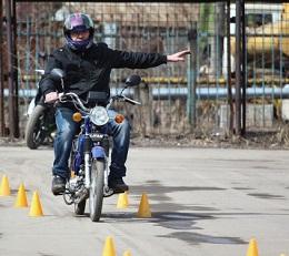 Теперь права на мопед и скутер нужны