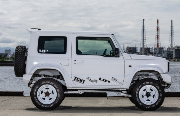 Японські тюнери показали яскраві варіанти доопрацювання Suzuki Jimny