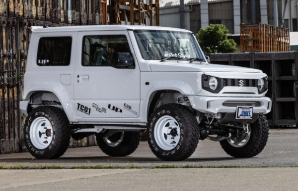 Японські тюнери показали яскраві варіанти доопрацювання Suzuki Jimny