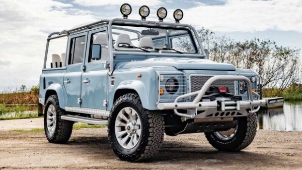 Презентовано рестомод Land Rover Defender 110 з елементами Ferrari та Porsche