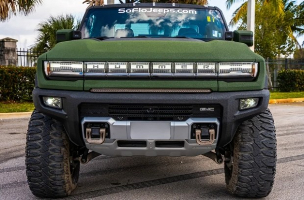 Новий електричний Hummer отримав &laquo;армійський&raquo; тюнінг