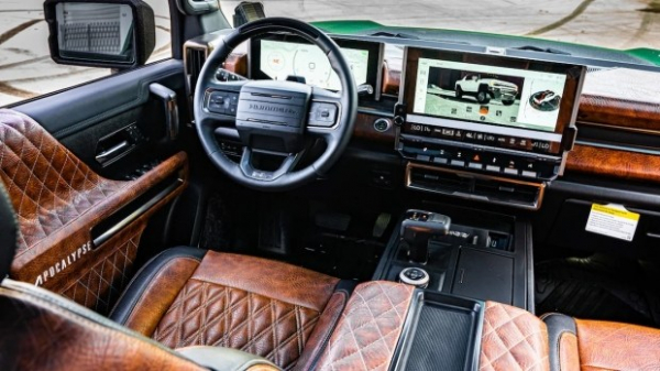 Новий електричний Hummer отримав &laquo;армійський&raquo; тюнінг