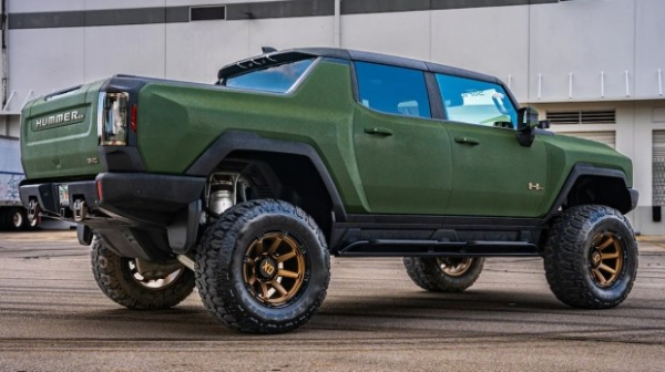 Новий електричний Hummer отримав &laquo;армійський&raquo; тюнінг
