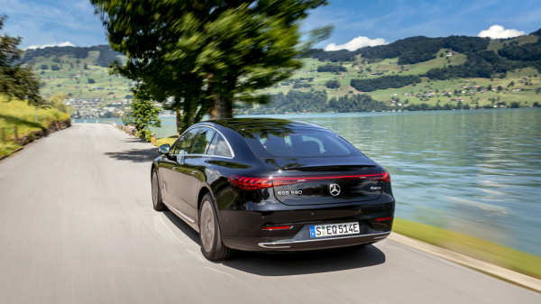 В России начались продажи электрического лифтбека Mercedes-Benz EQS