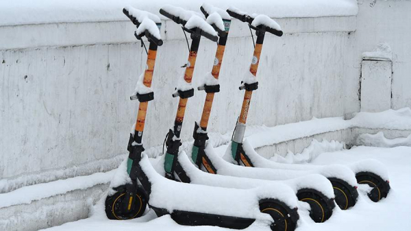 Автоэксперт объяснил необходимость ограничить скорость электросамокатов
