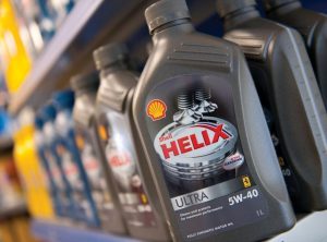 Доливка масла в мотор: когда нужна и как это делается правильно