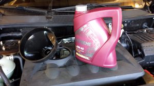 Доливка масла в мотор: когда нужна и как это делается правильно