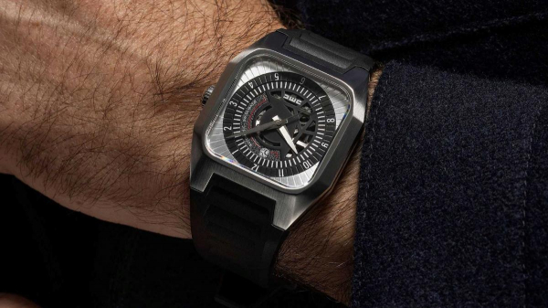 Эти часы сделаны из машины DMC-12 самого Джона Делориана Эти часы сделаны из машины DMC-12 самого Джона Делориана