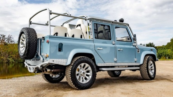 Презентовано рестомод Land Rover Defender 110 з елементами Ferrari та Porsche