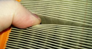 Как часто нужно менять воздушный фильтр двигателя: по состоянию или по пробегу