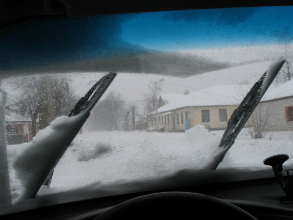 Как при движении автомобиля избавиться от налипающего на &laquo;дворники&raquo; снега