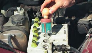 Как заменить электролит в аккумуляторе самостоятельно