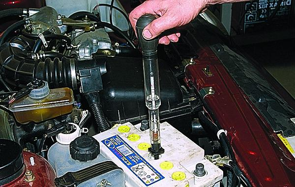 Какая плотность электролита&nbsp; должна быть в аккумуляторе: повышение плотности и плотность после зарядки АКБ