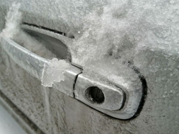 Какие дырочки особенно уязвимы в автомобиле для ледяного дождя