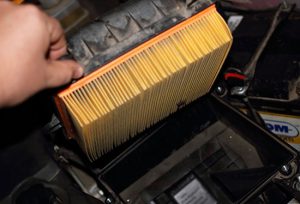 Когда&nbsp;оптимально менять&nbsp;моторное масло в двигателе: по пробегу, по состоянию или по времени