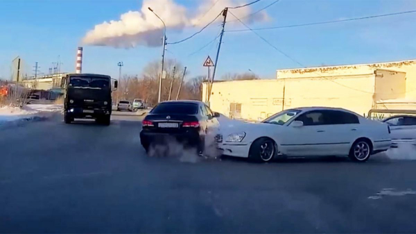 НГС: Водителям в Новосибирске показали новый легкий способ автоподставы в 2022 году