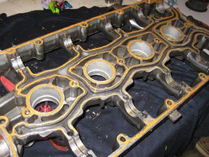 Почему в свечных колодцах масло и как устранить поломку