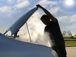 После запуска двигателя черный или сизый дым