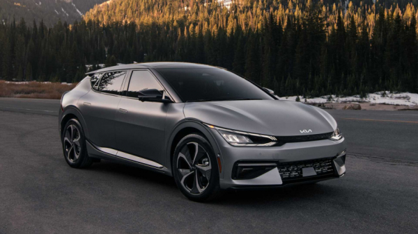 Сможет ли электрический Kia EV6 GT обогнать Lamborghini Aventador SVJ?