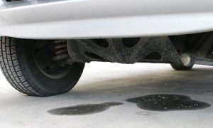 Течет масло между двигателем и коробкой: диагностика и способы ремонта