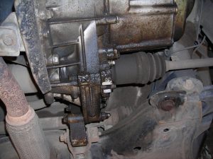 Течет масло между двигателем и коробкой: диагностика и способы ремонта