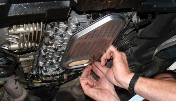 Течет масло между двигателем и коробкой: диагностика и способы ремонта