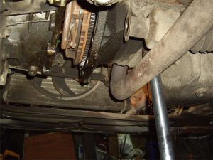 Течет масло между двигателем и коробкой: диагностика и способы ремонта