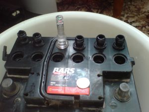 В аккумуляторе почернел или потемнел электролит: что можно сделать для решения проблемы