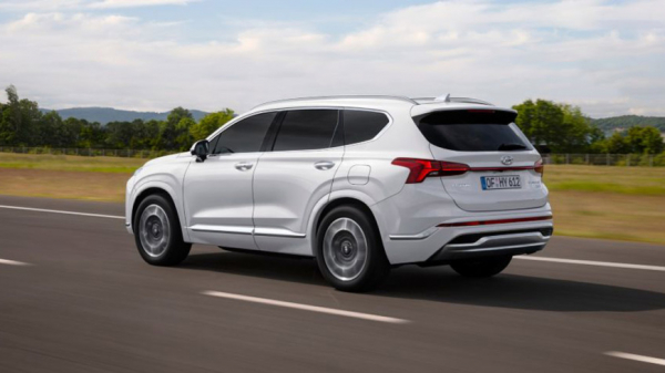 В автосалонах России продаются подешевевшие кроссоверы Hyundai Santa Fe за 4 млн рублей