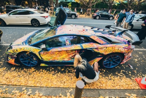 Художниця розмалювала суперкар Lamborghini