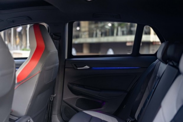 Представлено перший у світі броньований хечбек Volswagen Golf GTI Представлено перший у світі броньований хечбек Volswagen Golf GTI