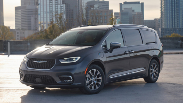 Stellantis отзывает 76 тыс. гибридных минивэнов Chrysler Pacifica из-за короткого замыкания
