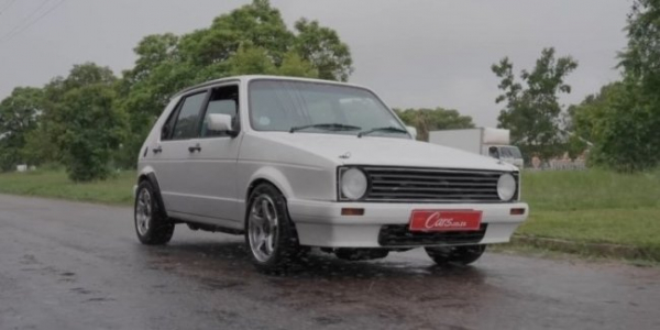 Старий Volkswagen Golf оснастили двома двигунами на 500 сил