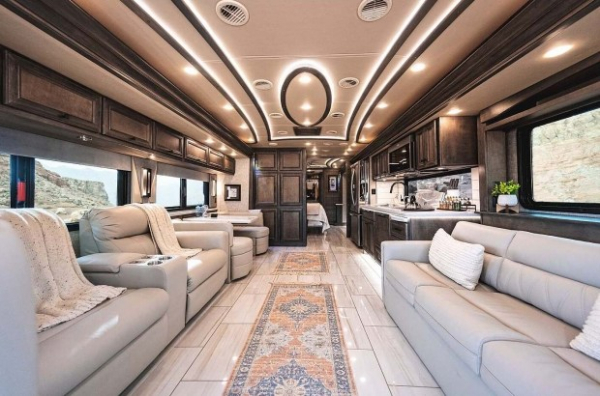 Представлено один із найрозкішніших будинків на колесах