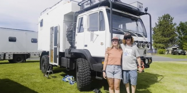 З військової вантажівки створили зручний автобудинок З військової вантажівки створили зручний автобудинок