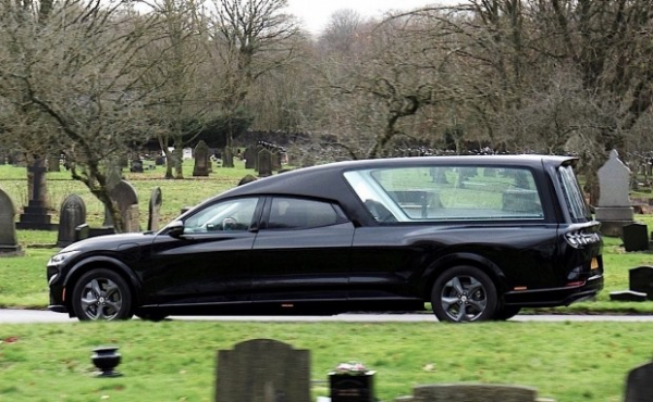 Електричний кросовер Ford Mustang перетворили на лімузин та катафалк Електричний кросовер Ford Mustang перетворили на лімузин та катафалк