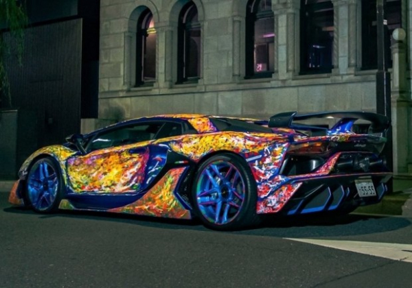 Художниця розмалювала суперкар Lamborghini