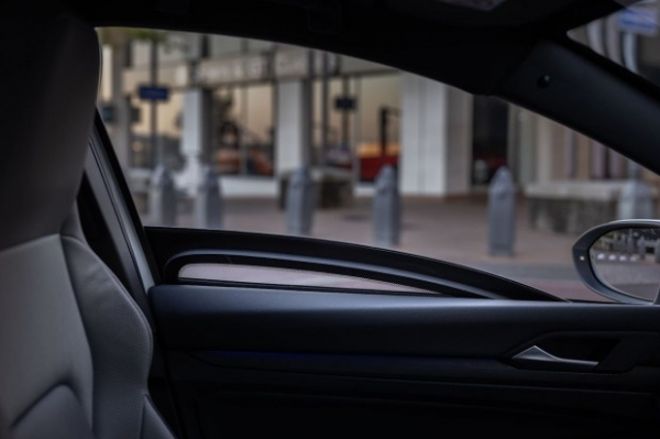 Представлено перший у світі броньований хечбек Volswagen Golf GTI Представлено перший у світі броньований хечбек Volswagen Golf GTI