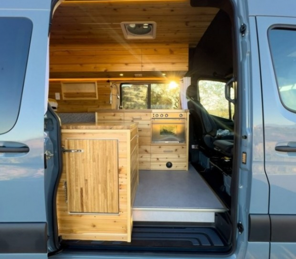 Mercedes-Benz Sprinter перетворили на зручний будинок на колесах Mercedes-Benz Sprinter перетворили на зручний будинок на колесах