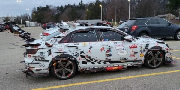 На парковці помічено унікально-тюнінгований Audi S4 На парковці помічено унікально-тюнінгований Audi S4