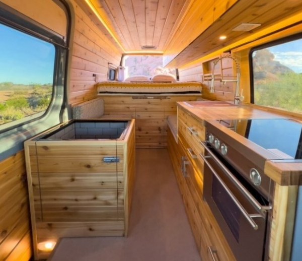 Mercedes-Benz Sprinter перетворили на зручний будинок на колесах Mercedes-Benz Sprinter перетворили на зручний будинок на колесах
