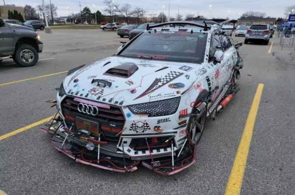 На парковці помічено унікально-тюнінгований Audi S4 На парковці помічено унікально-тюнінгований Audi S4