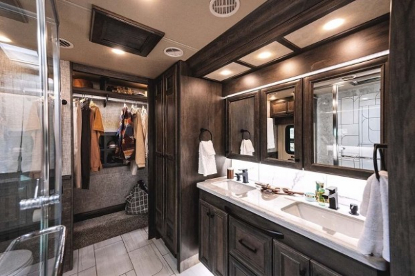 Представлено один із найрозкішніших будинків на колесах