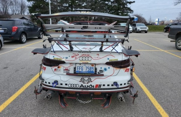 На парковці помічено унікально-тюнінгований Audi S4 На парковці помічено унікально-тюнінгований Audi S4