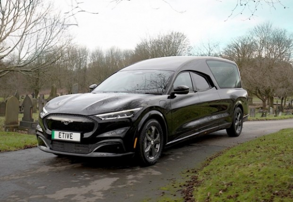 Електричний кросовер Ford Mustang перетворили на лімузин та катафалк Електричний кросовер Ford Mustang перетворили на лімузин та катафалк