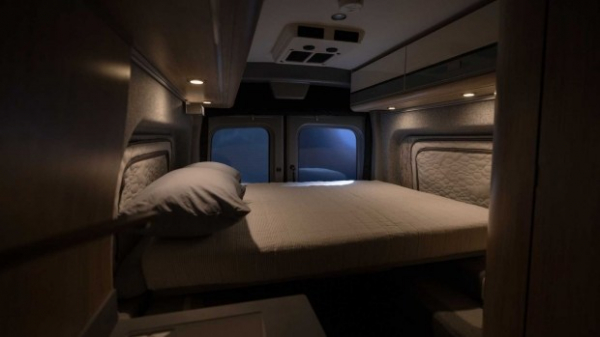 Представлено електричний екобудинок на колесах на базі Ford Transit