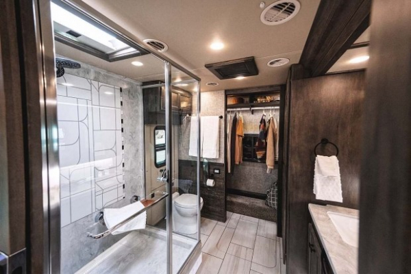 Представлено один із найрозкішніших будинків на колесах