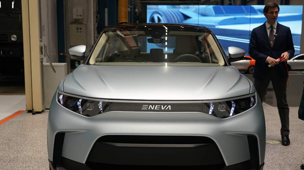 Путин осмотрел экспериментальный образец электрокроссовера E-NEVA
