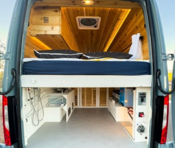 Mercedes-Benz Sprinter перетворили на зручний будинок на колесах Mercedes-Benz Sprinter перетворили на зручний будинок на колесах
