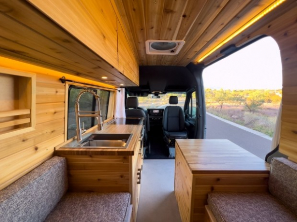 Mercedes-Benz Sprinter перетворили на зручний будинок на колесах Mercedes-Benz Sprinter перетворили на зручний будинок на колесах